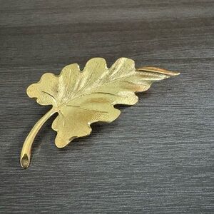 Vintage Monet Gold Tone Leaf Pin Brooch
